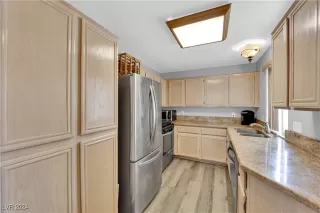 Photo #5: 2593995 Listing