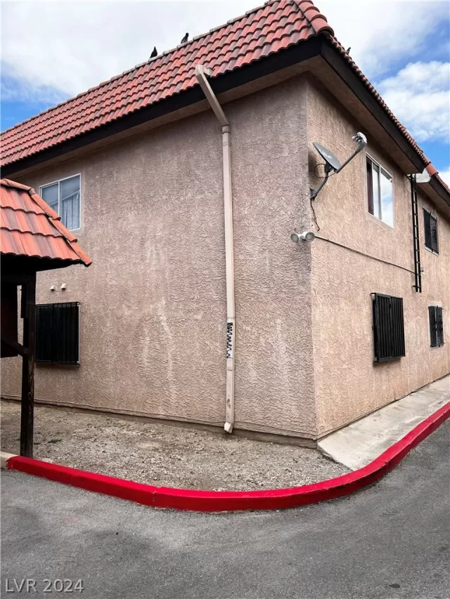 MLS: 2594081 Condo For Sale