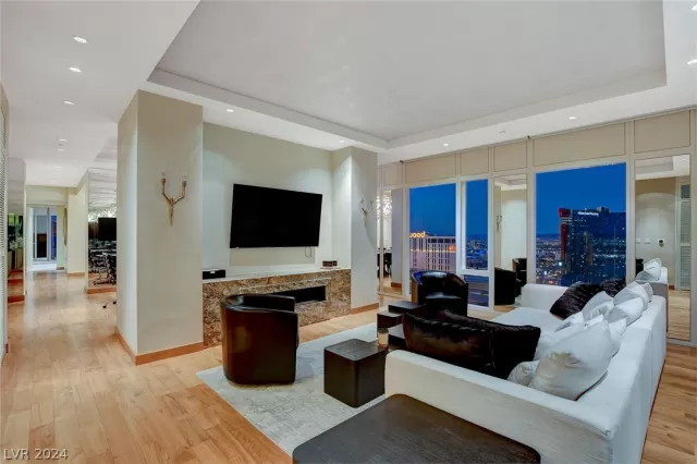 MLS: 2594403 Condo For Sale