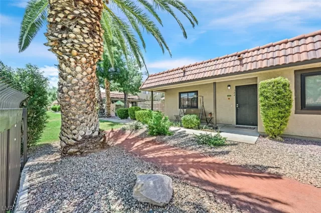 MLS: 2594501 Condo For Sale