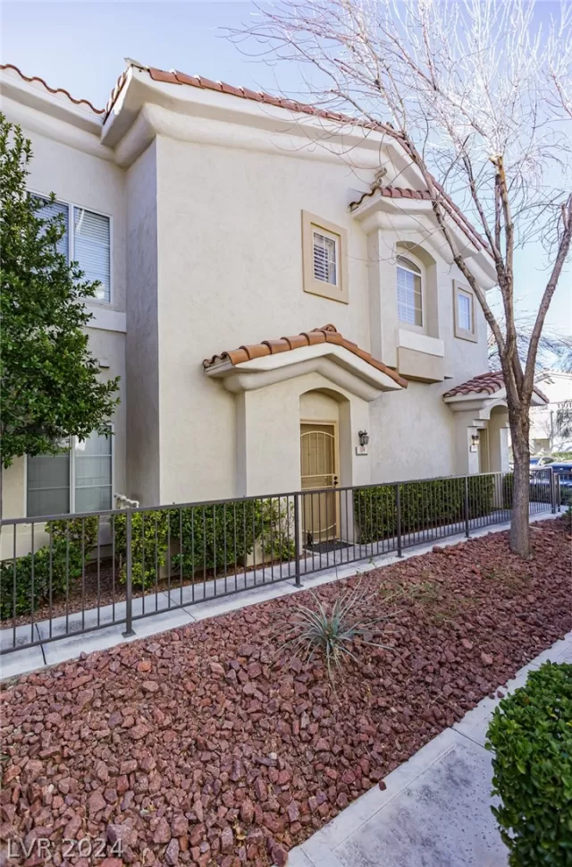 MLS: 2594902 Condo For Sale
