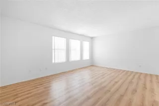 Photo #3: 2594926 Listing