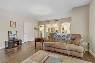 Photo #4: 2595112 Listing