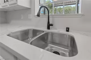 Photo #4: 2595126 Listing