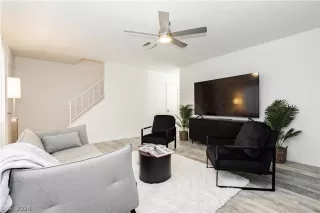 Photo #3: 2595157 Listing