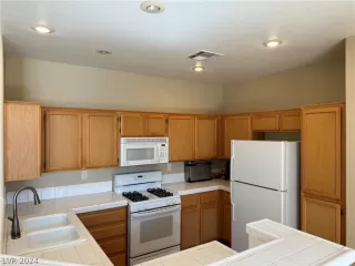 Photo #2: 2595197 Listing