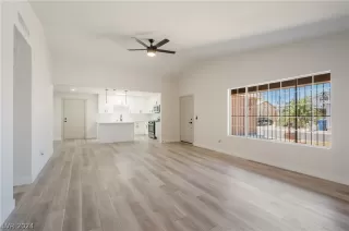 Photo #5: 2595338 Listing