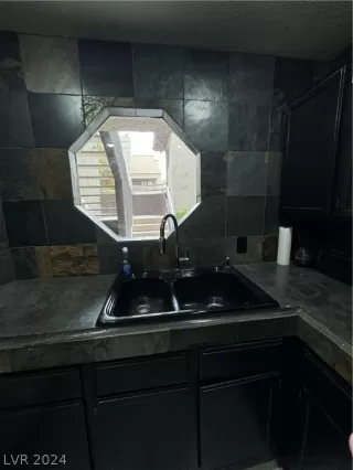 Photo #6: 2595943 Listing