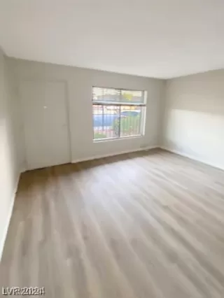 Photo #3: 2596028 Listing