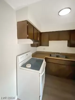 Photo #5: 2596028 Listing