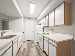 Photo #4: 2596040 Listing