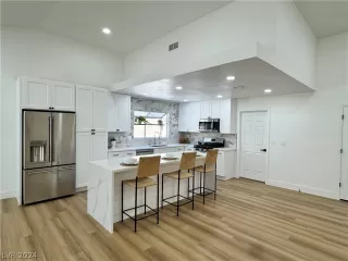 Photo #3: 2596374 Listing