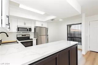 Photo #4: 2596949 Listing