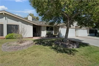 Photo #5: 2596957 Listing