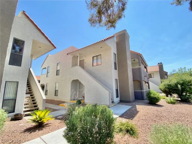 MLS: 2598750 Condo For Sale