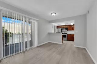 Photo #5: 2598827 Listing