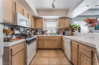 Photo #6: 2598872 Listing