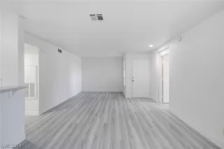 Photo #4: 2599695 Listing