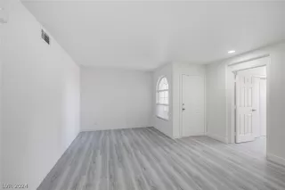 Photo #6: 2599695 Listing