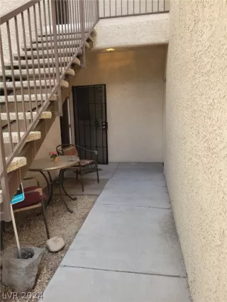 Photo #3: 2599868 Listing