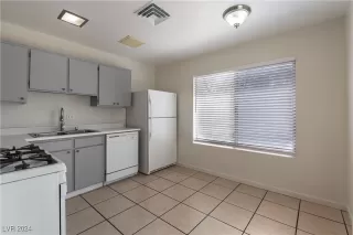 Photo #6: 2599977 Listing