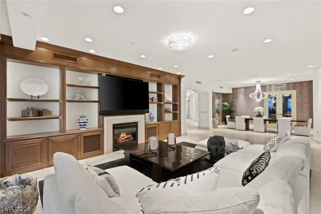 MLS: 2600387 Condo For Sale