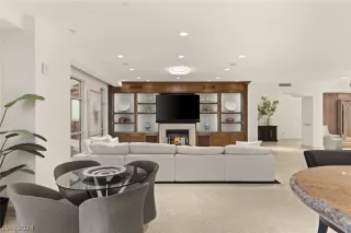 Photo #4: 2600387 Listing