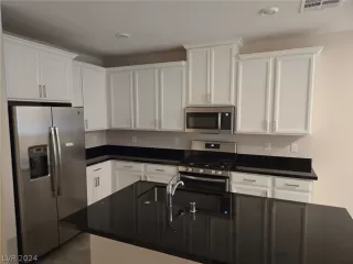 Photo #4: 2600632 Listing 