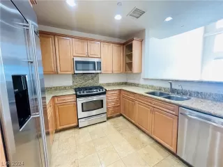 Photo #2: 2601080 Listing 