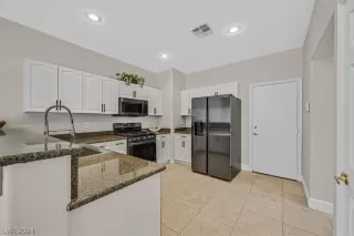 Photo #5: 2603177 Listing