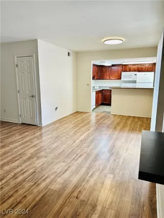 Photo #5: 2604948 Listing