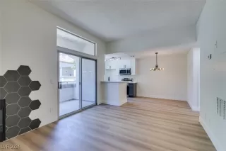 Photo #5: 2605153 Listing