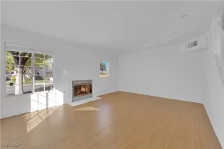 Photo #5: 2605981 Listing