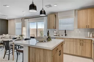 Photo #6: 2606343 Listing