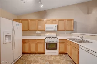 Photo #5: 2607876 Listing