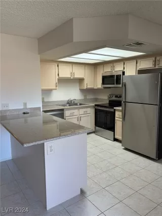 Photo #4: 2608327 Listing 