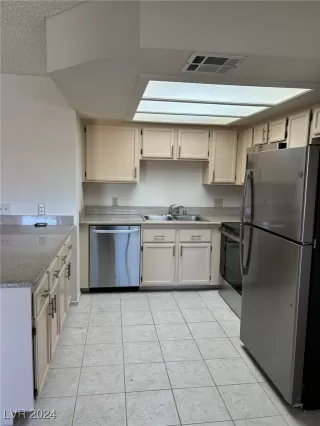 Photo #5: 2608327 Listing 