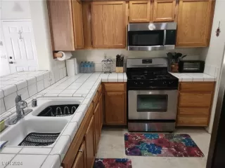 Photo #5: 2608357 Listing