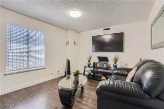 Photo #3: 2608442 Listing