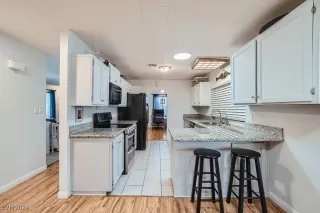 Photo #5: 2608821 Listing