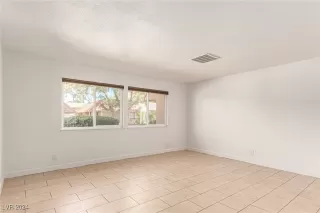 Photo #4: 2608870 Listing