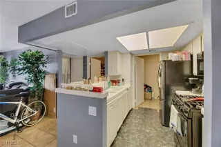 Photo #5: 2608882 Listing