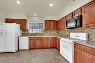 Photo #3: 2608982 Listing 