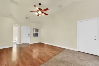 Photo #5: 2608982 Listing 