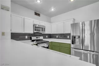 Photo #3: 2609145 Listing