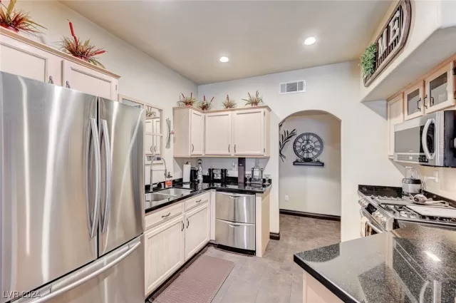 MLS: 2609319 Condo For Sale