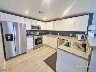 Photo #5: 2609373 Listing