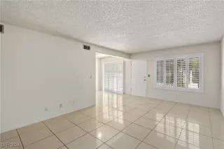 Photo #5: 2609428 Listing