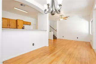 Photo #5: 2609697 Listing