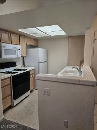 Photo #5: 2609702 Listing 